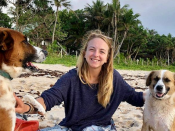 Zoe Stephens met haar honden op het strand van Tonga.