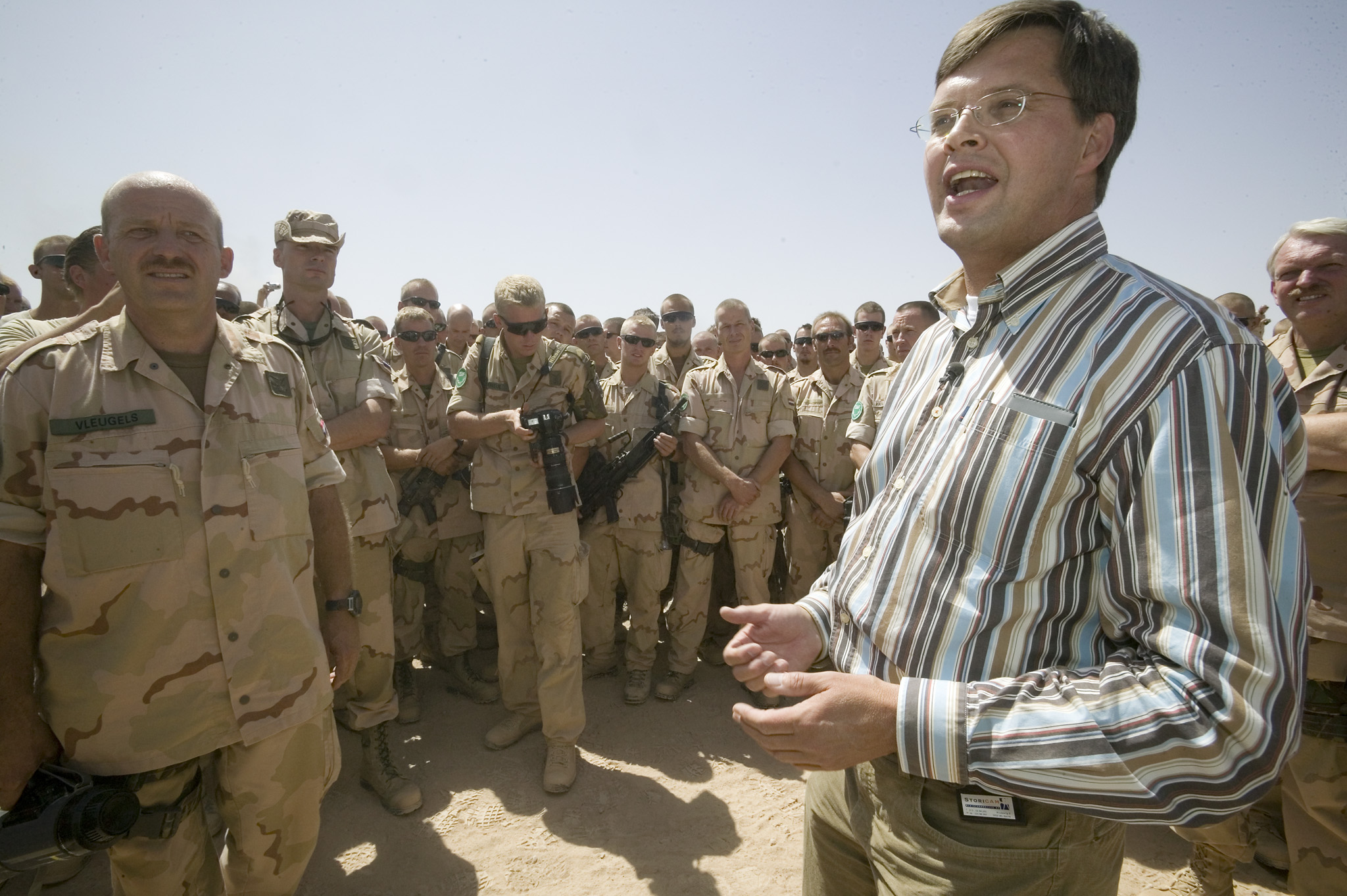 Toenmalig premier Balkenende bracht in 2006 een bezoek aan de Nederlandse basis in Uruzgan. Foto: ANP/Hennie Keeris