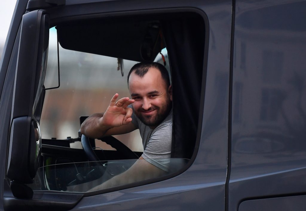 Een vrachtwagenchauffeur in het Verenigd Koninkrijk