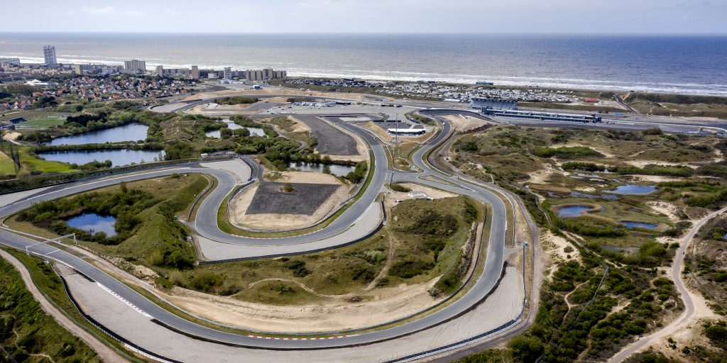 Een dronefoto van het circuit van Zandvoort.
