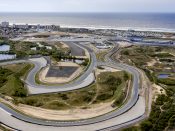 Een dronefoto van het circuit van Zandvoort.