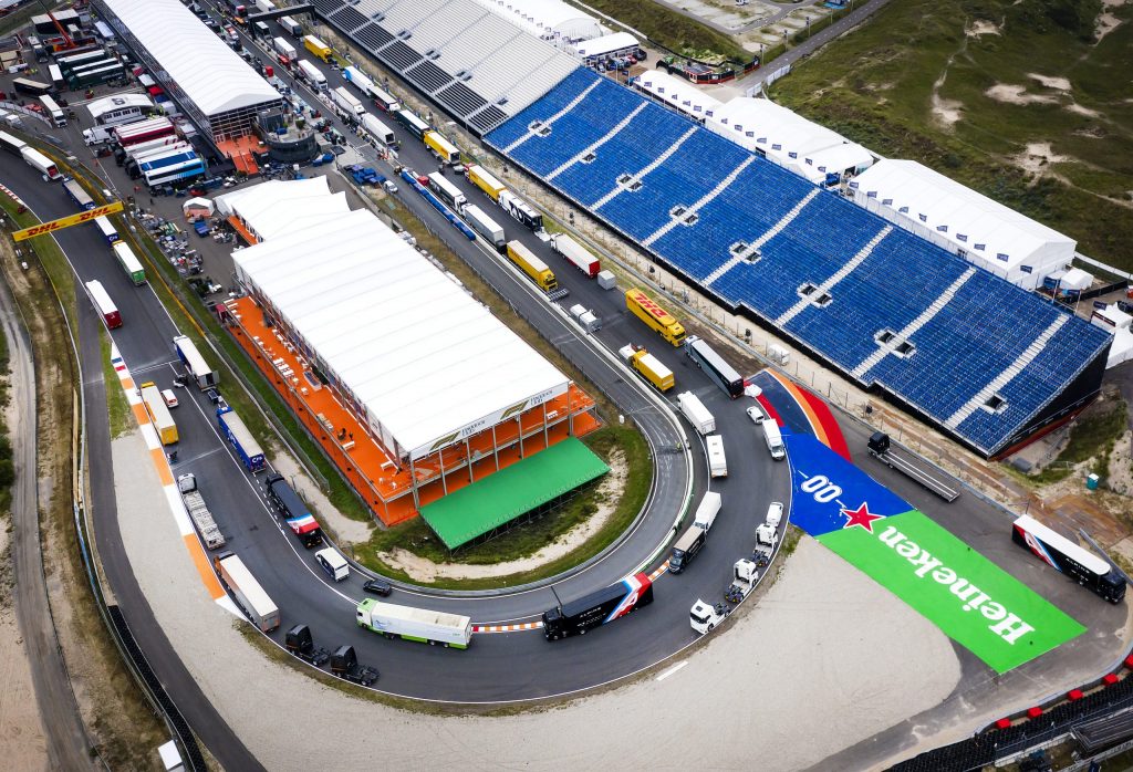 Dronefoto van de opbouw voor de Formule 1 op Circuit Zandvoort, waar voor het eerst in 36 jaar weer een Formule 1-race wordt gereden.