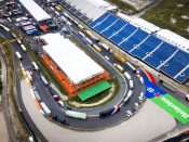 Dronefoto van de opbouw voor de Formule 1 op Circuit Zandvoort, waar voor het eerst in 36 jaar weer een Formule 1-race wordt gereden.