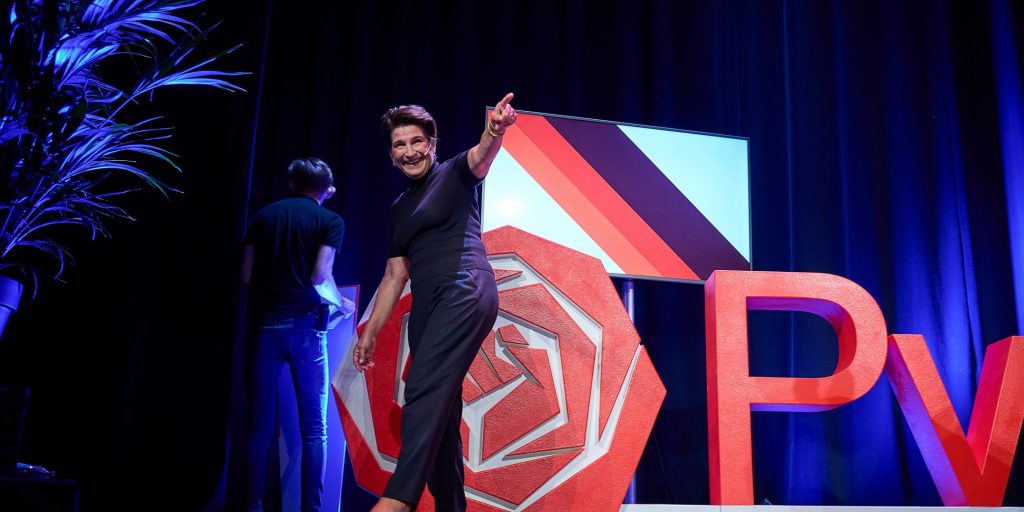 Lilianne Ploumen tijdens een politieke ledenraad van de PvdA.