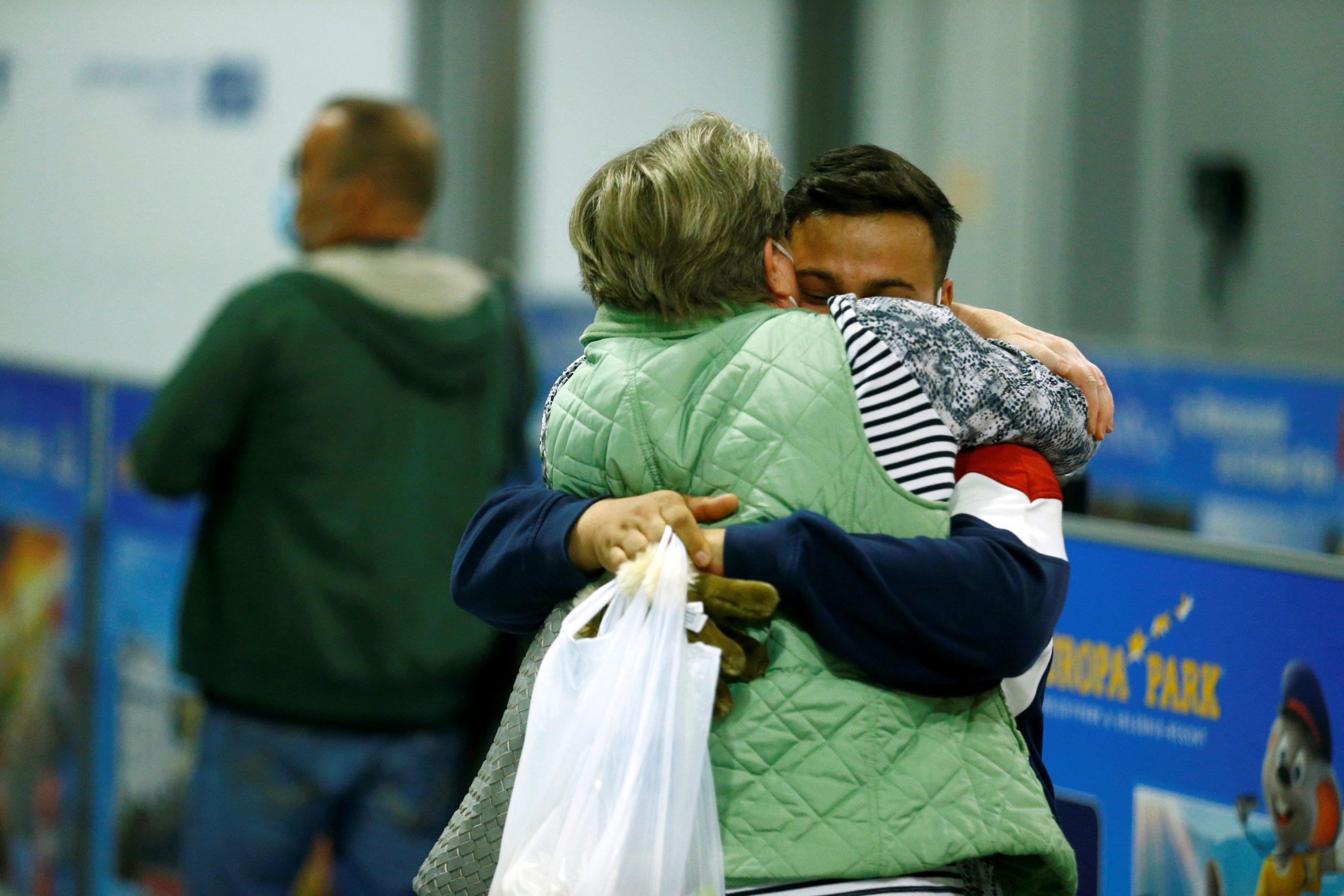 Evacués uit Afghanistan komen aan op het vliegveld van Frankfurt. Foto: REUTERS/Thilo Schmuelgen