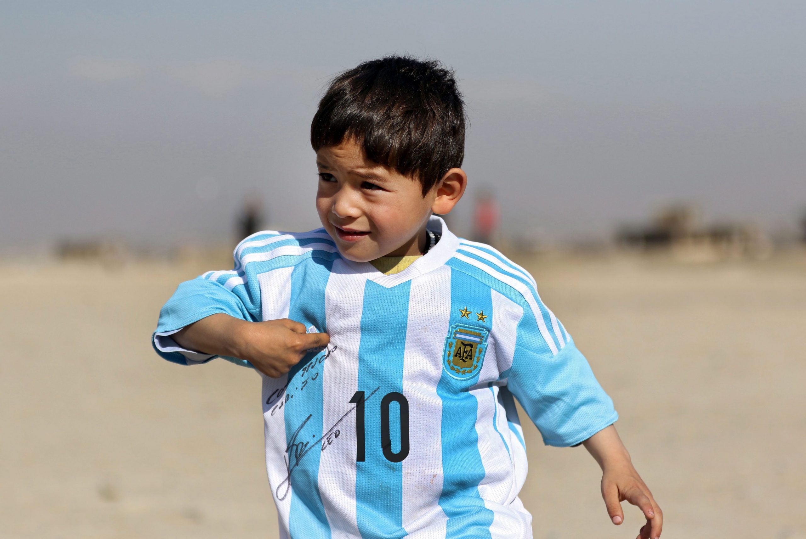 Foto: EPA. De 5-jarige Murtaza Ahmadi, een jonge Messi-fan uit Afghanistan. 