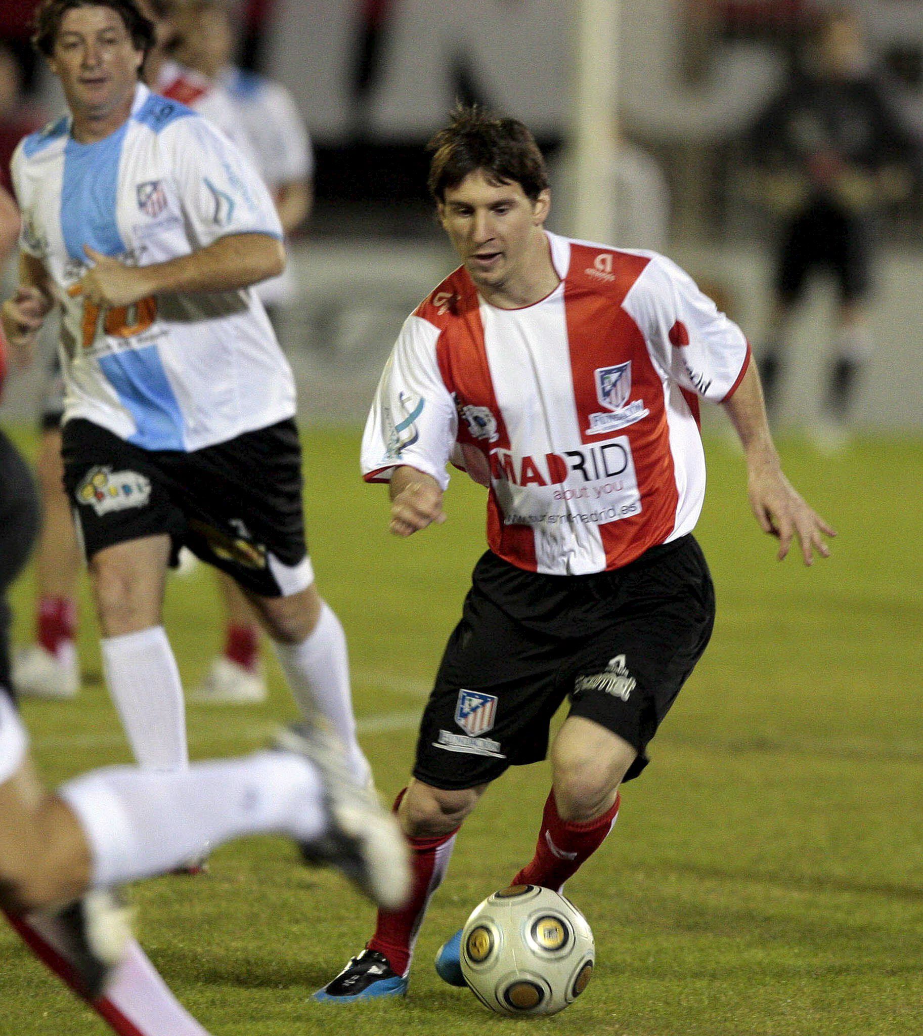 Foto: EPA. Messi speelde in 2009 nog een keer in het stadion van Newell's Old Boys waar zijn carrière begon.