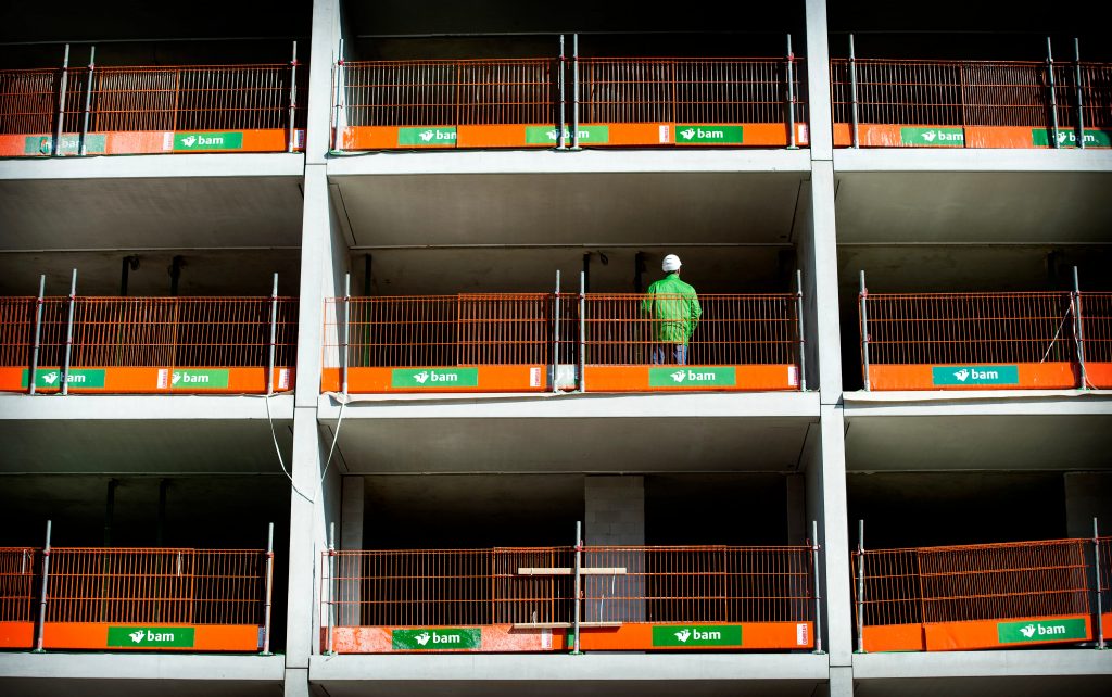 Een bouwvakker aan het werk op een bouwplaats in Utrecht.