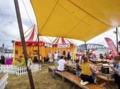 Bezoekers tijdens het Festival Op 't Eiland, onderdeel van de Vierdaagsfeesten