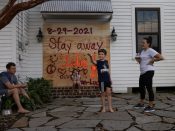 Een gezin in Morgan City, Louisiana bereidt zich voor op orkaan Ida.