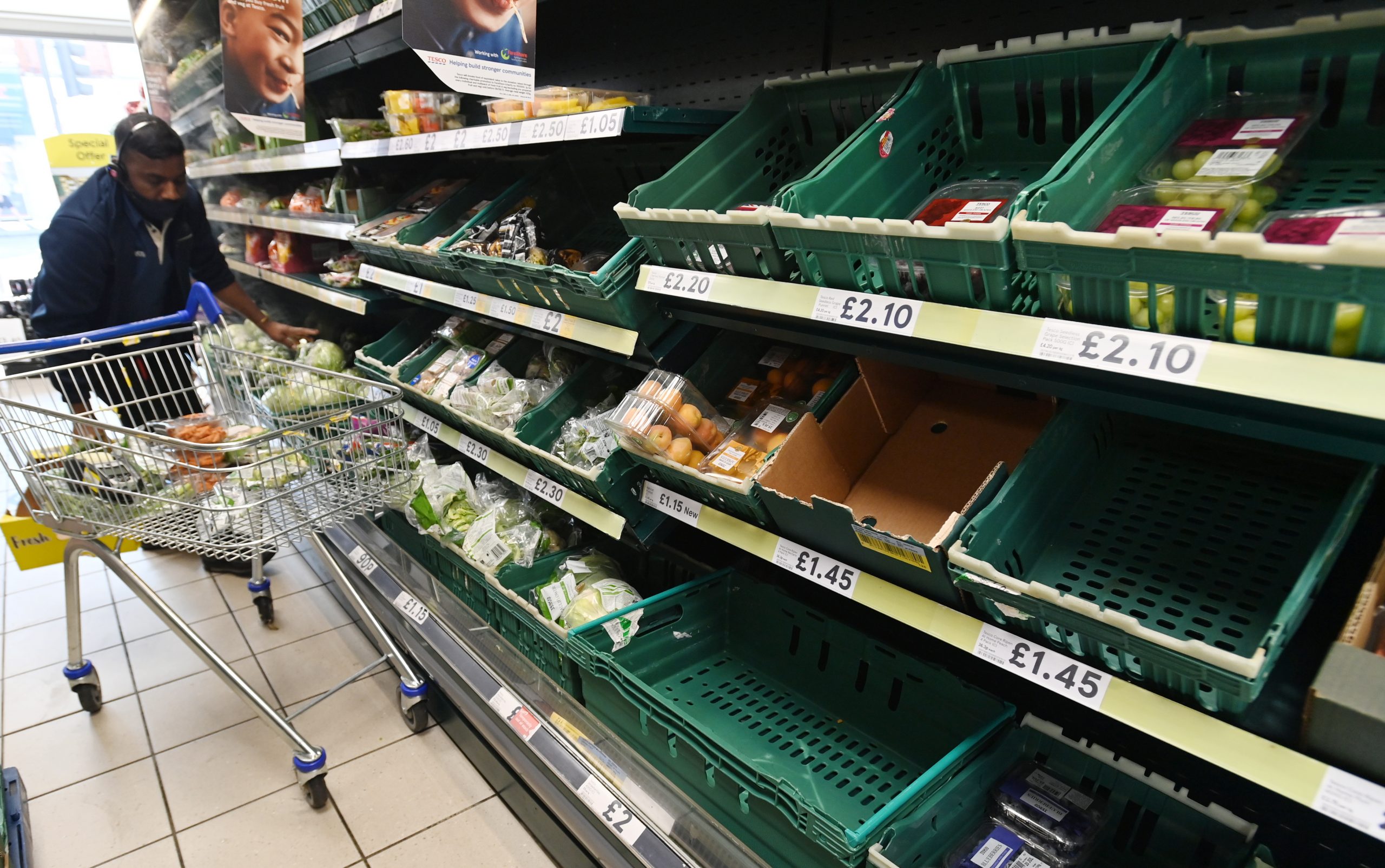 Halflege schappen in een Britse supermarkt, 22 juli 2021. Foto: EPA/Andy Rain