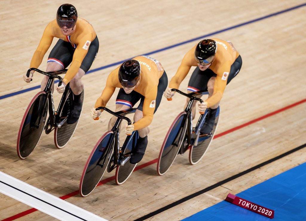 Roy van den Berg, Harrie Lavreysen en Jeffrey Hoogland tijdens de heat baanwielrennen teamsprint in het Izu Velodrome op de Olympische Spelen in Tokio.