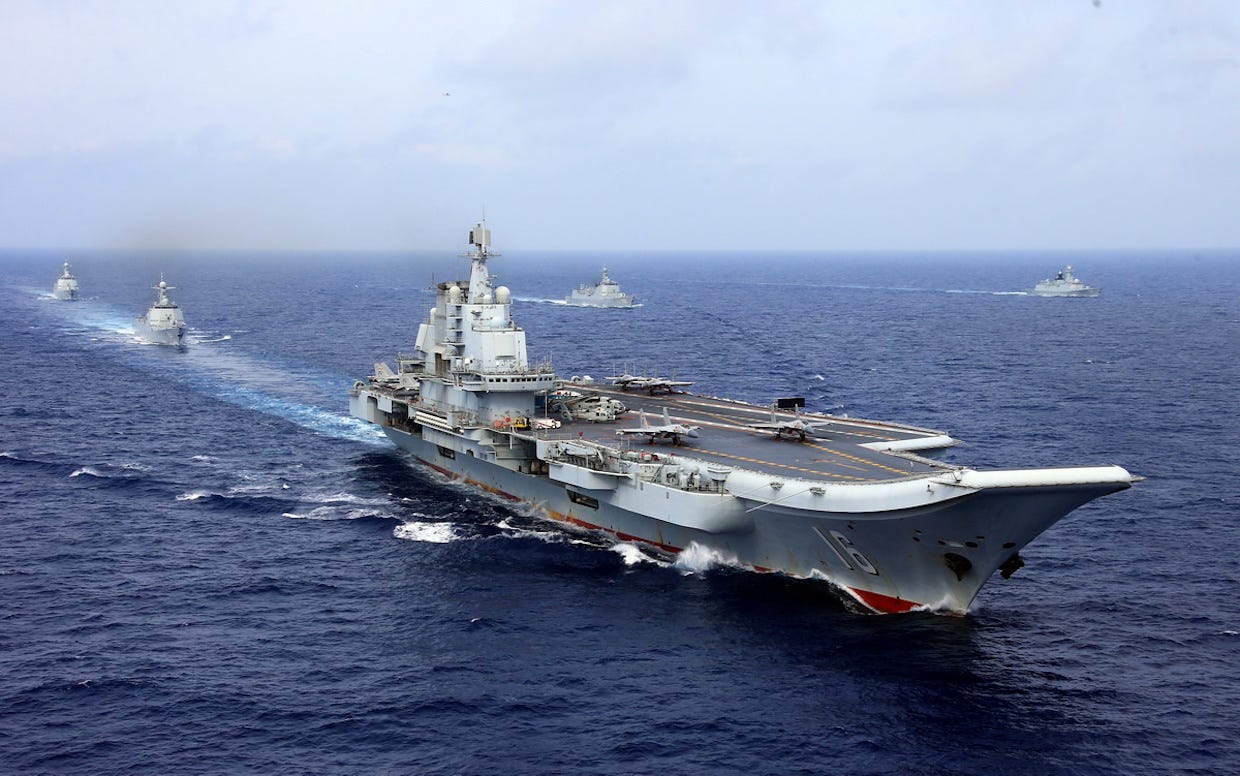 China's vliegdekschip Liaoning neemt deel aan een militaire oefening van de Chinese Volksbevrijdingsleger (PLA) marine in het westen van de Stille Oceaan, 18 april 2018. Foto: Stringer via Reuters