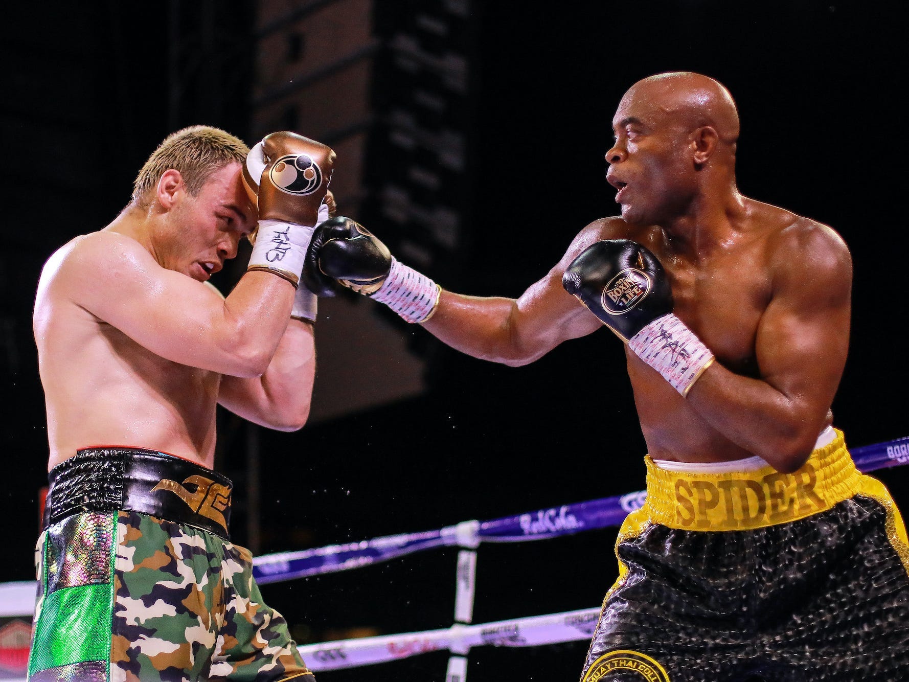 Anderson Silva cruised to an easy win over the former boxing champ Julio Cesar Chavez Jr.