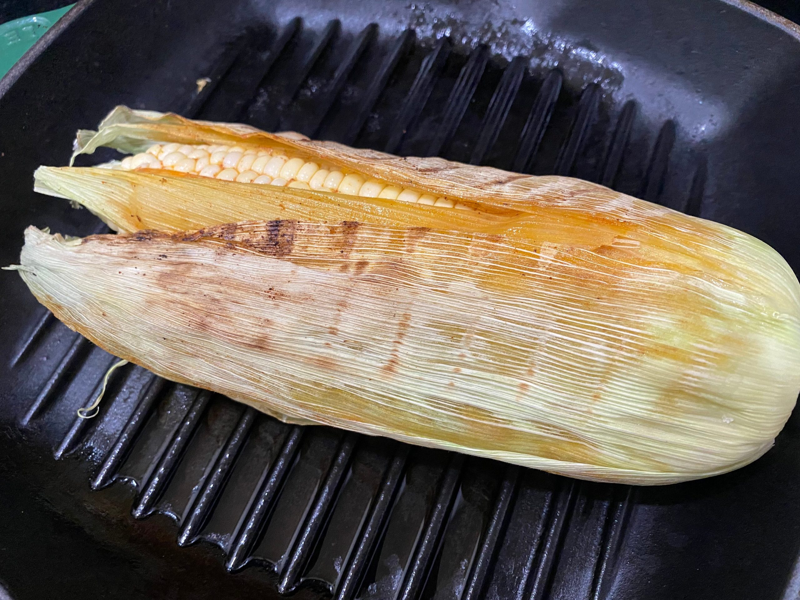 Grilled corn on stove.