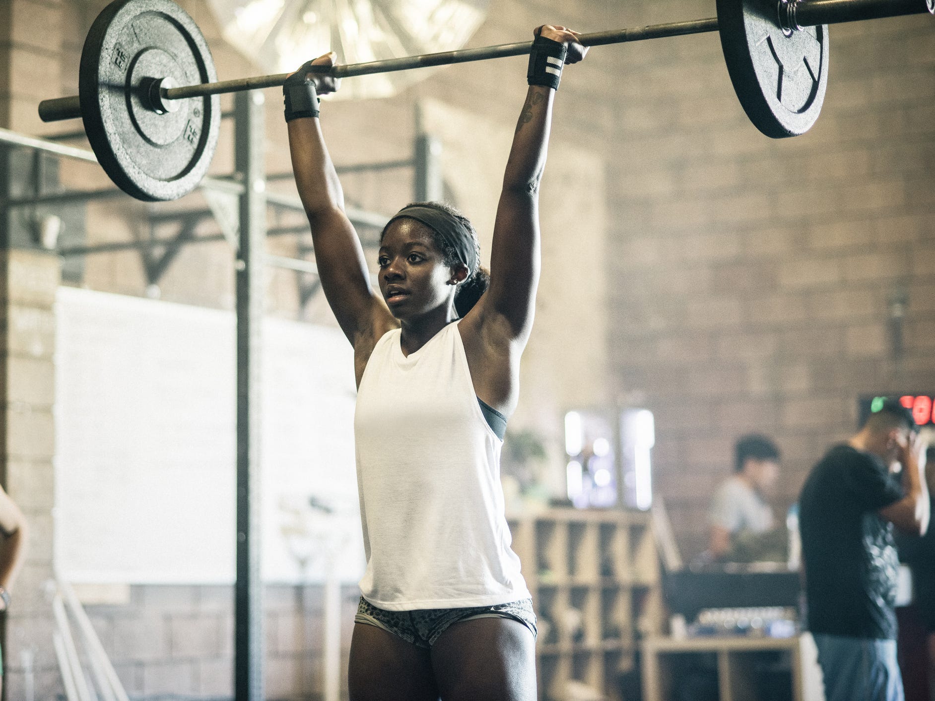 woman barbell shoulder press