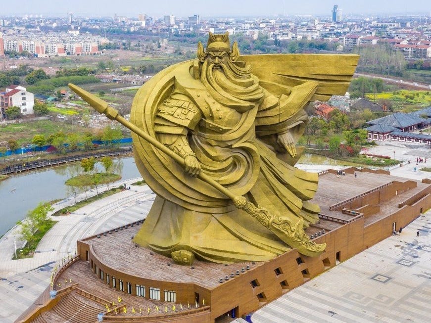 Het 58 meter hoge standbeeld van de Chinese oorlogsgod Guan Yu.