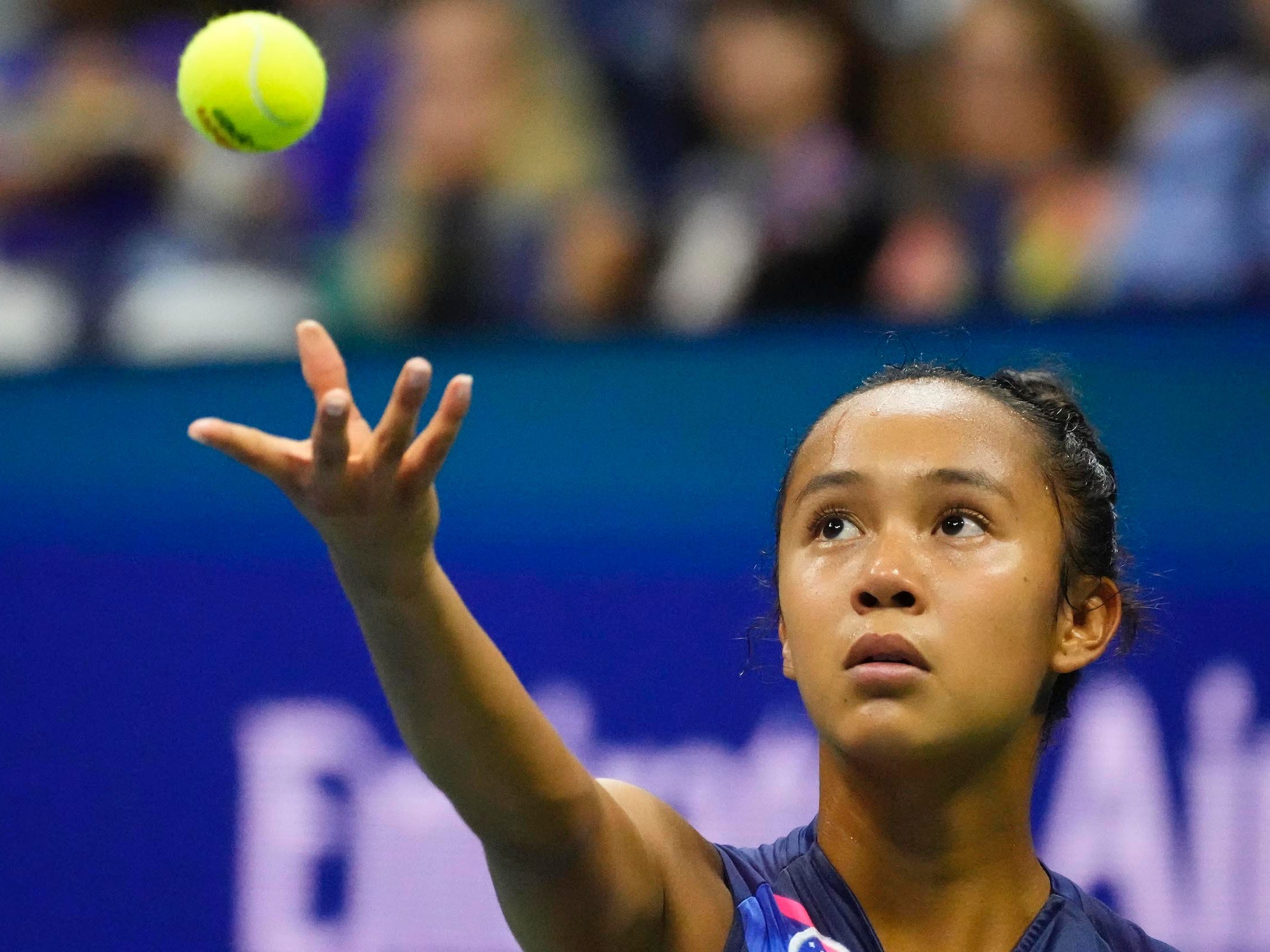 Leylah Fernandez serves.