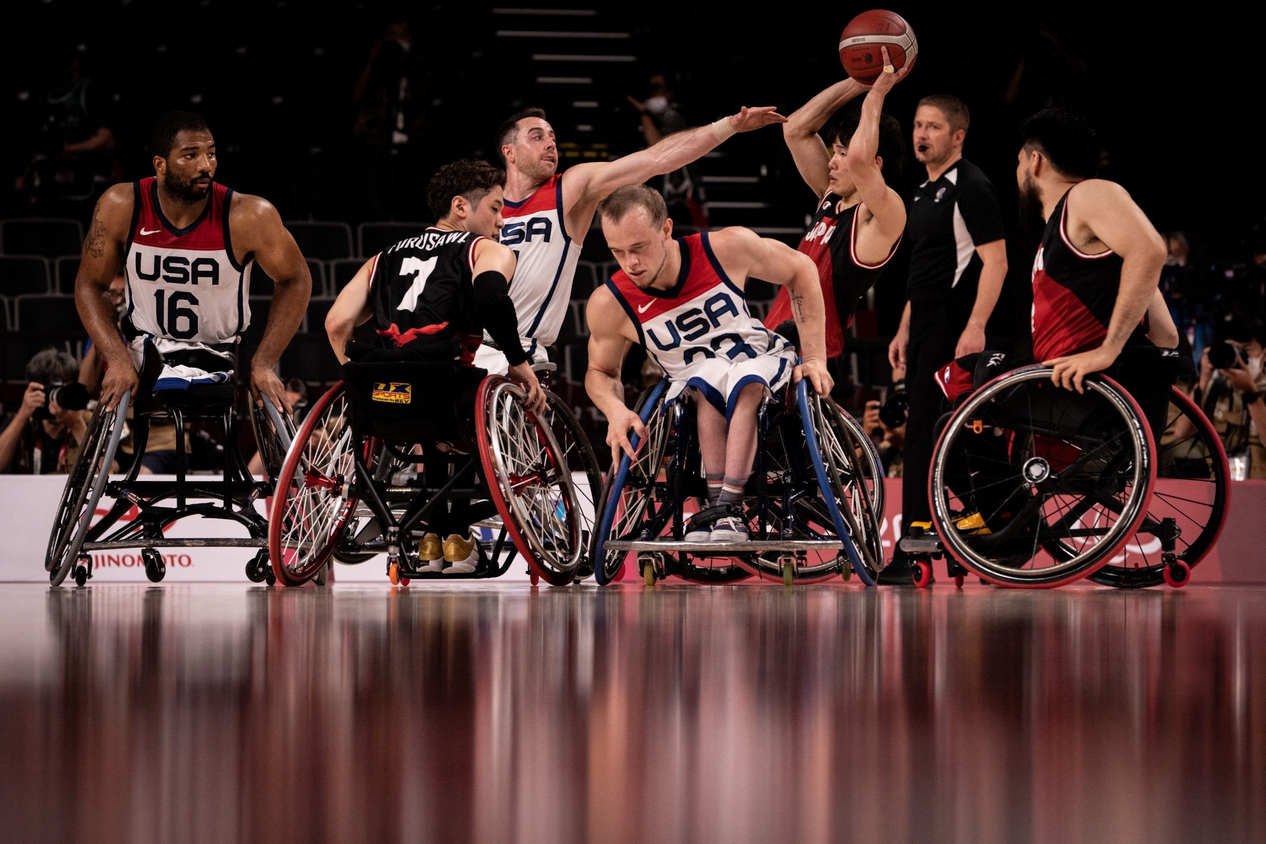 The USA and Japan teams competing in men's wheelchair basketball during the 2020 Tokyo Paralympics.