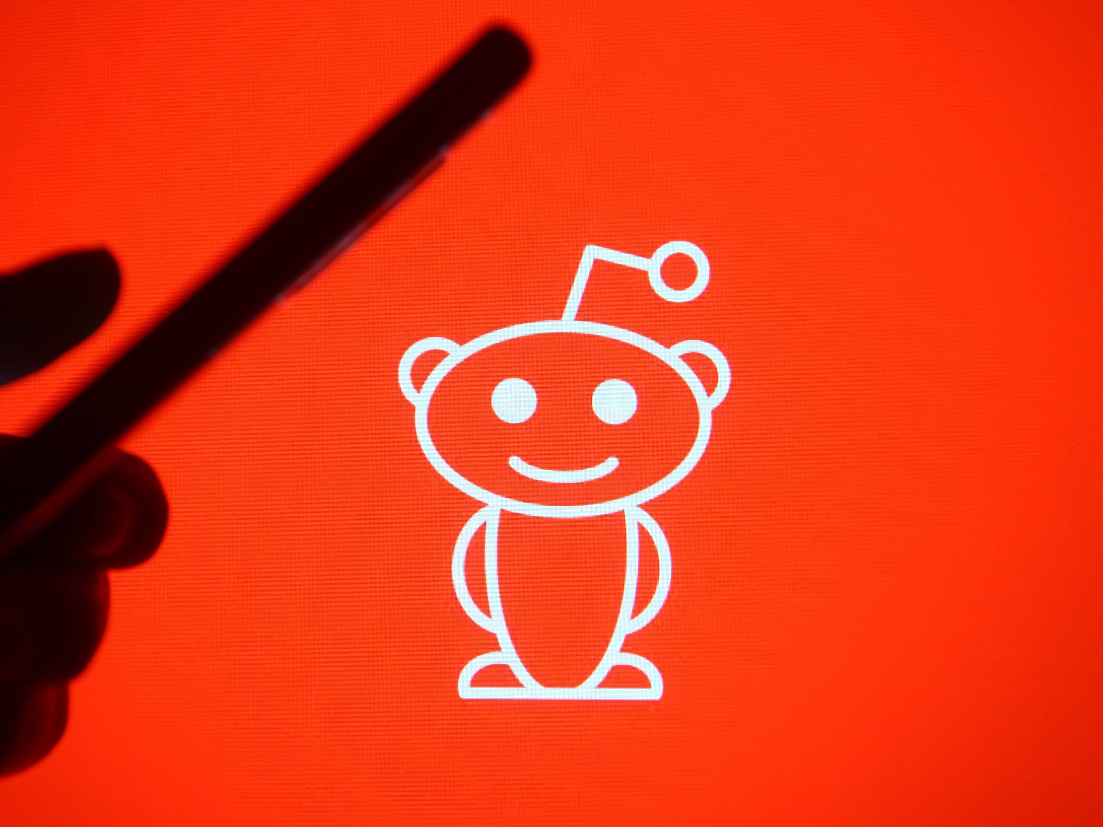 reddit logo with phone