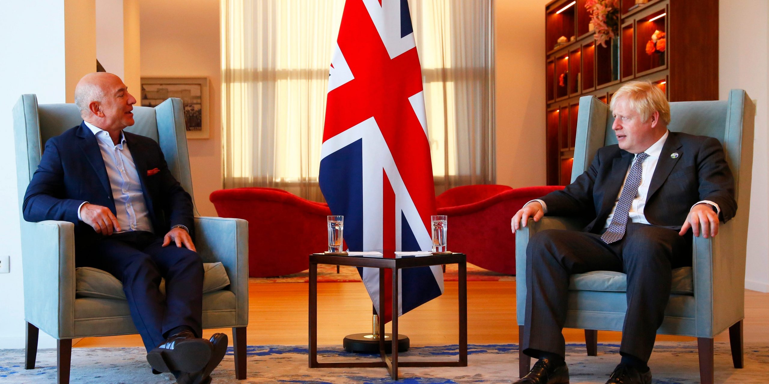 Jeff Bezos ontmoet de Britse premier Johnson.