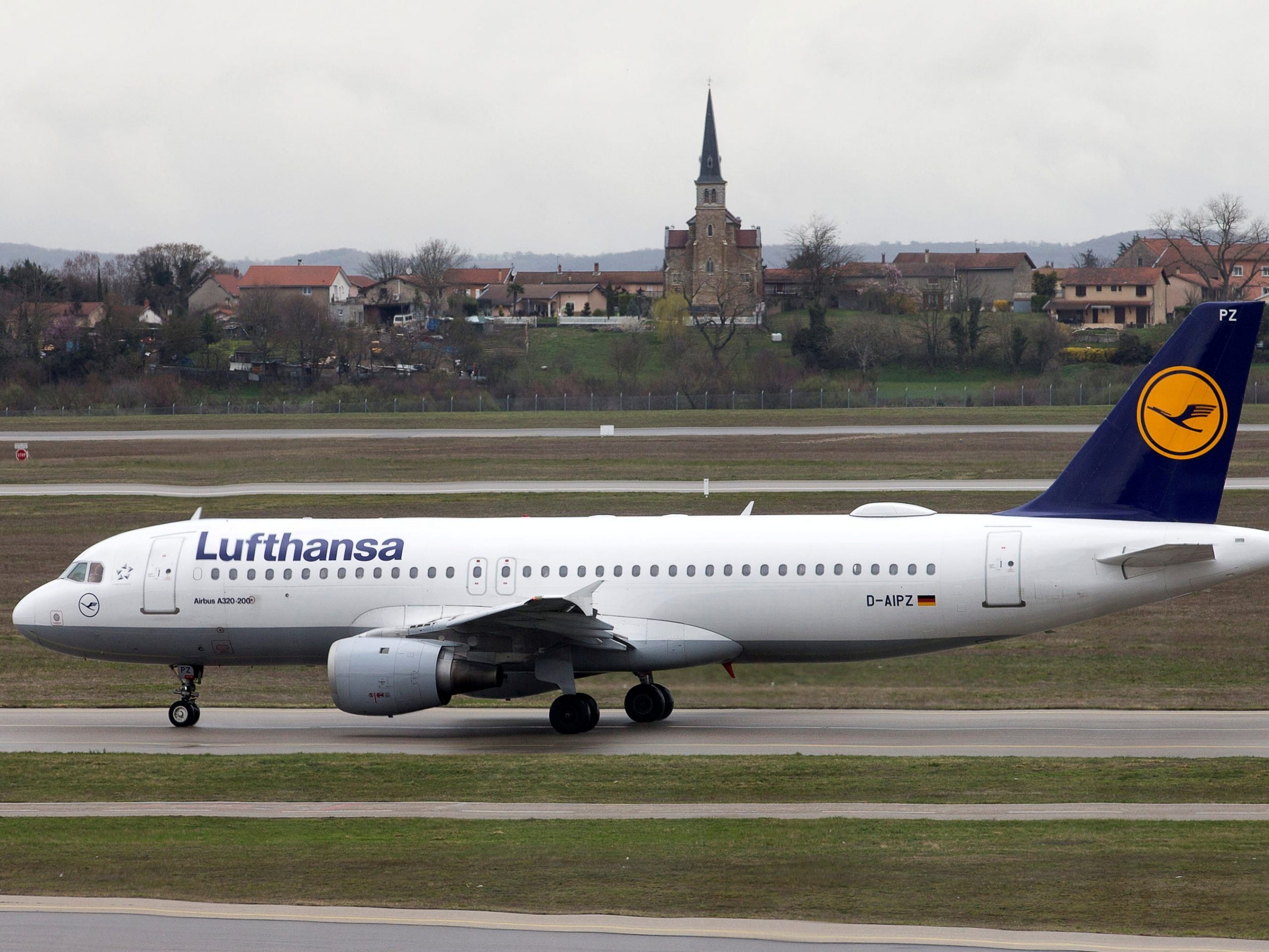 FILE PHOTO: A Lufthansa Airbus A320-200 plane is seen on the tarmac at the Lyon-Saint-Exupery airport in Colombier-Saugnieu near Lyon, France, March 14, 2019.   REUTERS/Emmanuel Foudrot/File Photo