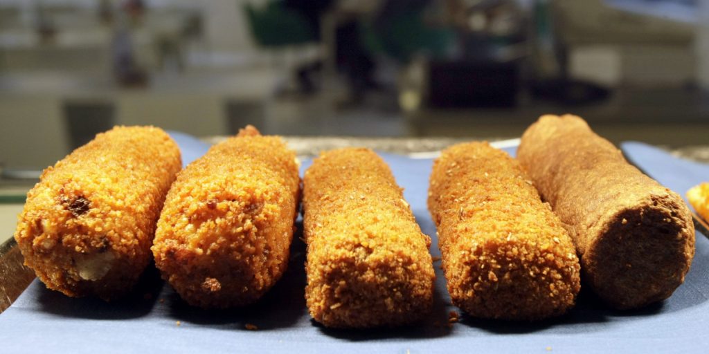 Kroketten en snacks in bedrijfskantine.