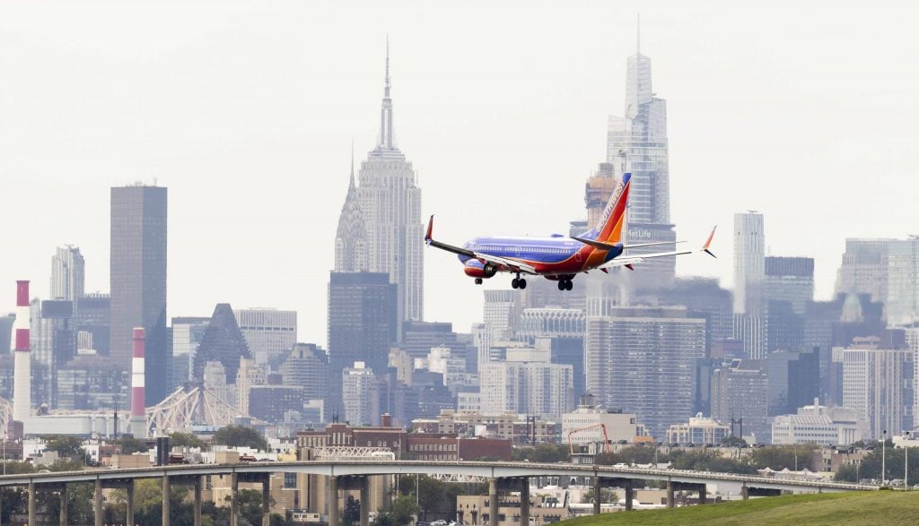 Passagierstoestel op weg naar LaGuardia Airport in New York.