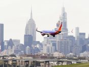 Passagierstoestel op weg naar LaGuardia Airport in New York.