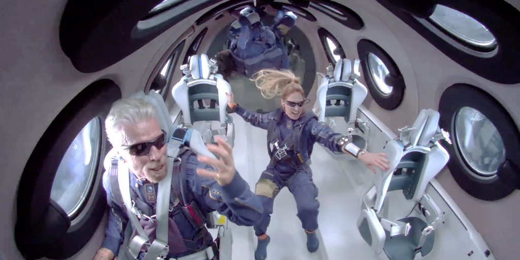 Richard Branson en een medepassagier aan boord van SpaceShip Two op 11 juli.