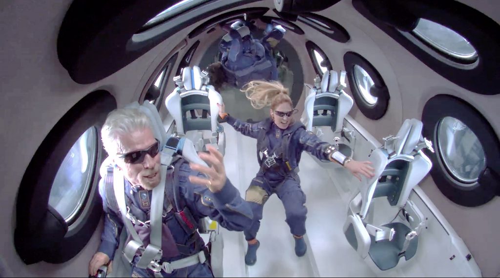 Richard Branson en een medepassagier aan boord van SpaceShip Two op 11 juli.