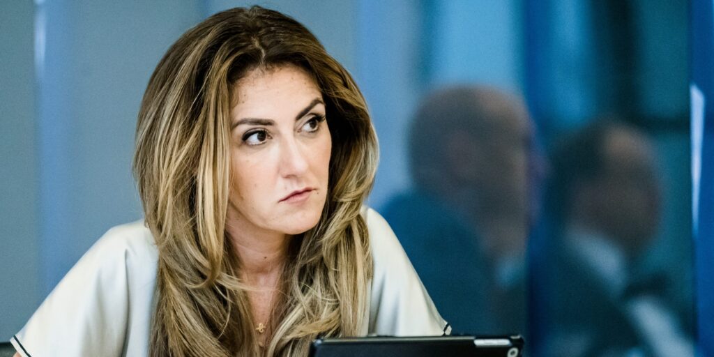 Dilan Yesilgoz-Zegerius tijdens een overleg in de Tweede Kamer