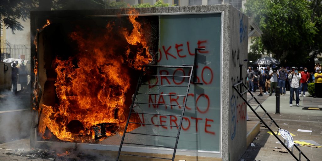 Demonstranten in El Salvador steken geldautomaat voor bitcoin in brand