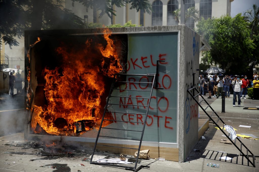 Demonstranten in El Salvador steken geldautomaat voor bitcoin in brand