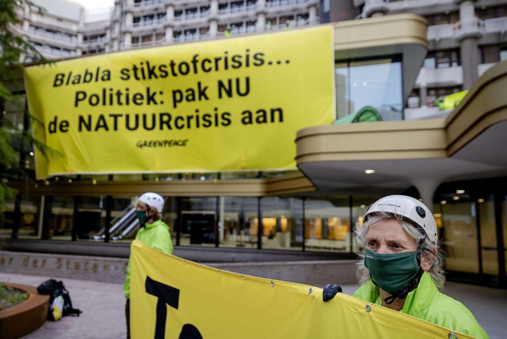 Activisten van Greenpeace hebben het tijdelijke gebouw van de Tweede Kamer in Den Haag beklommen.
