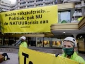 Activisten van Greenpeace hebben het tijdelijke gebouw van de Tweede Kamer in Den Haag beklommen.