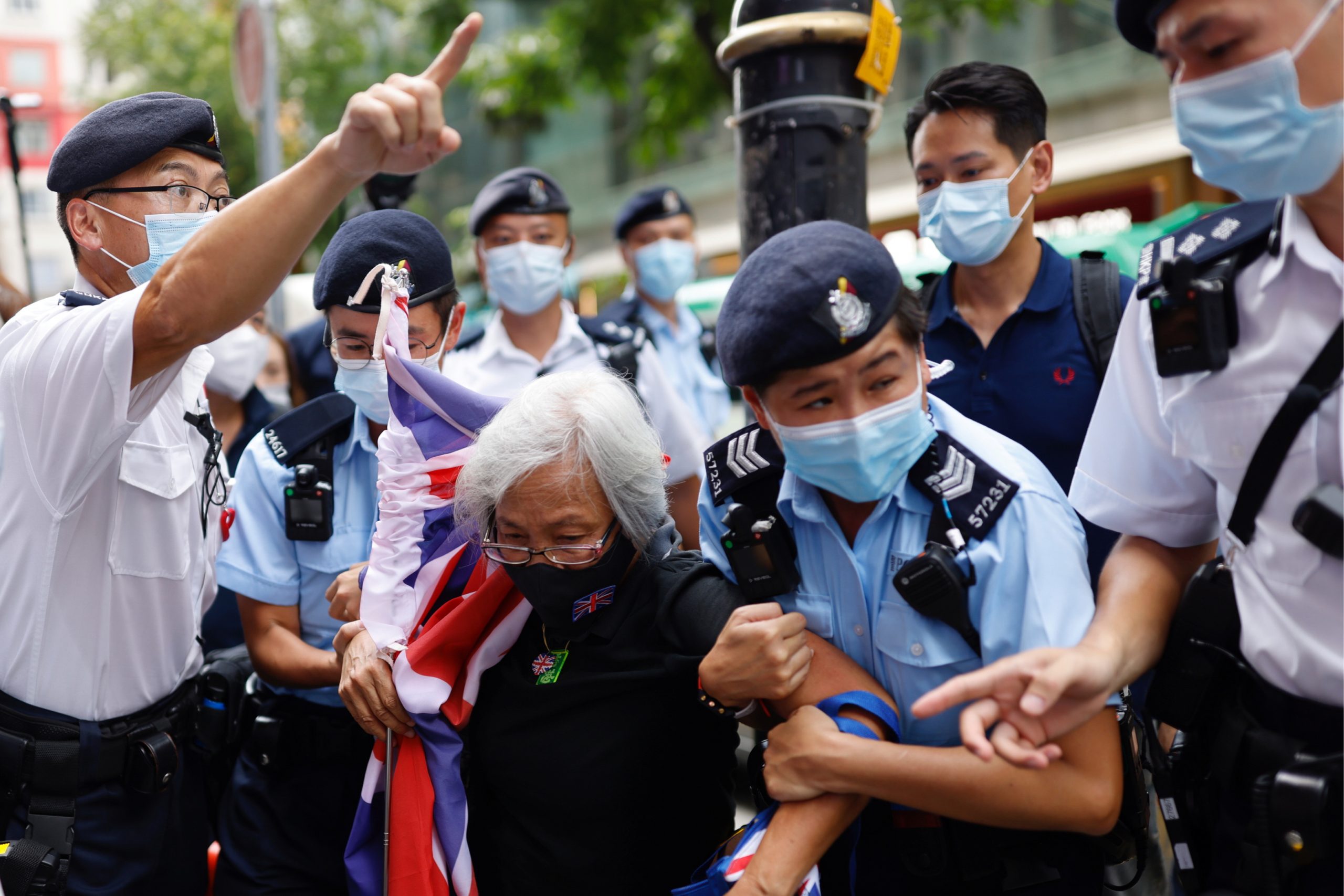 Een actievoerder in Hong Kong wordt gearresteerd op 1 juli tijdens de viering van de overdracht van de voormalige Britse kolonie aan China. Foto: REUTERS/Tyrone Siu