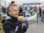 Jan Lammers voorafgaand aan een fietstocht over het vernieuwde circuit in Zandvoort.