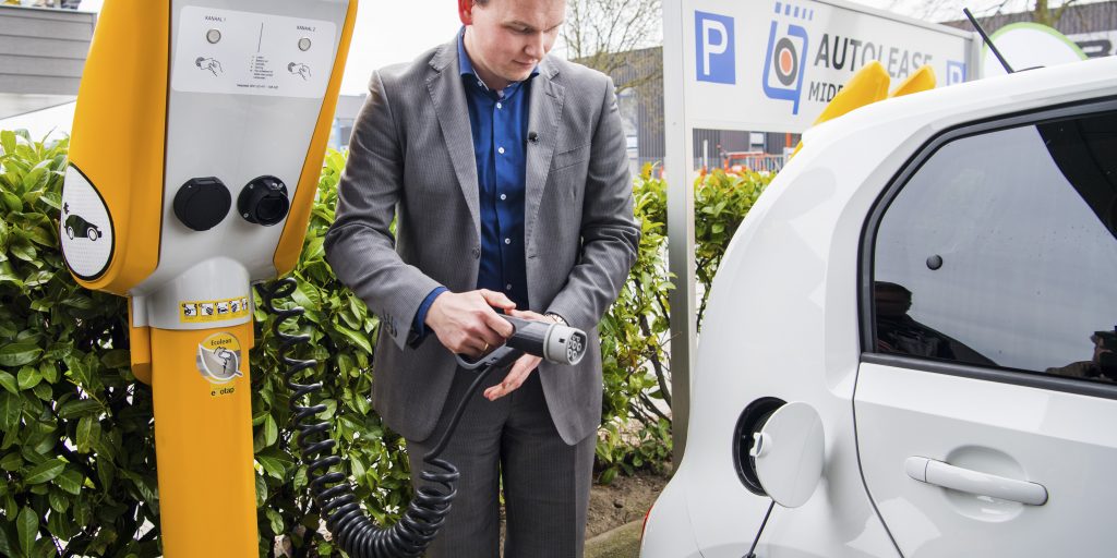 Een voormalige praatpaal die omgebouwd is tot laadpaal