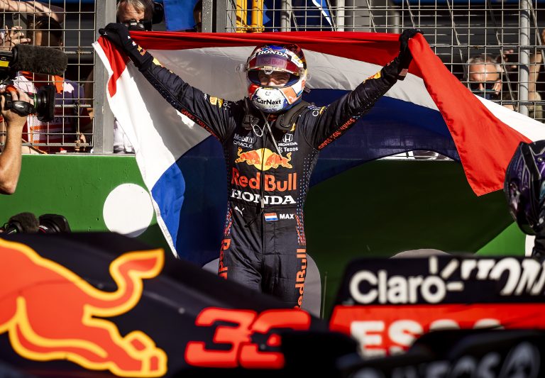 Max Verstappen haalt historische zege bij Formule 1 in ...