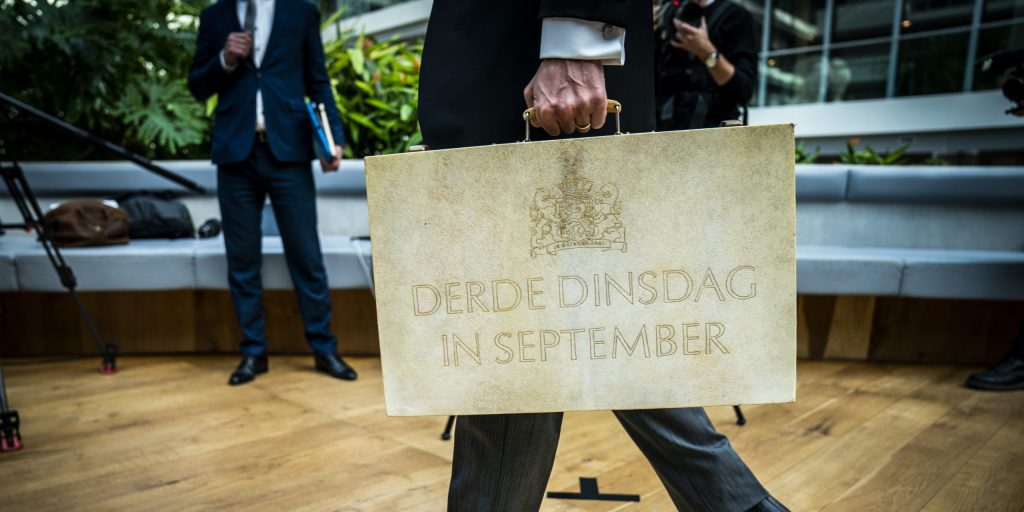 Demissionair minister Wopke Hoekstra (Financien, CDA) met het koffertje met daarin de miljoenennota op het ministerie van Financiën.