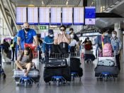 Reizigers op luchthaven Schiphol.