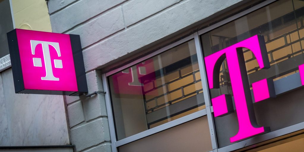 Exterieur van een vestiging van telecomprovider T-Mobile.