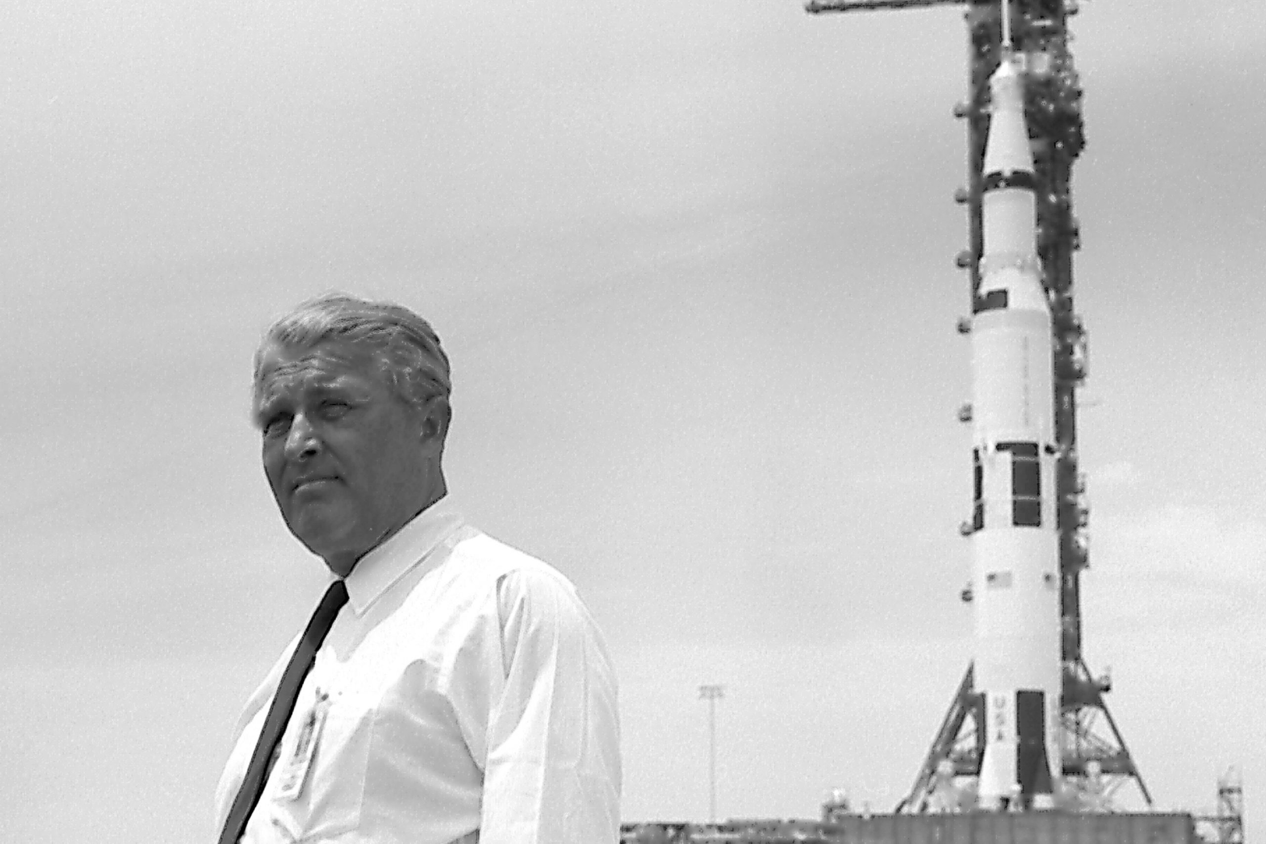 Wernher von Braun op 10 juli 1969, met op de achtergrond de maanraket Saturnus V. Foto: EPA/NASA