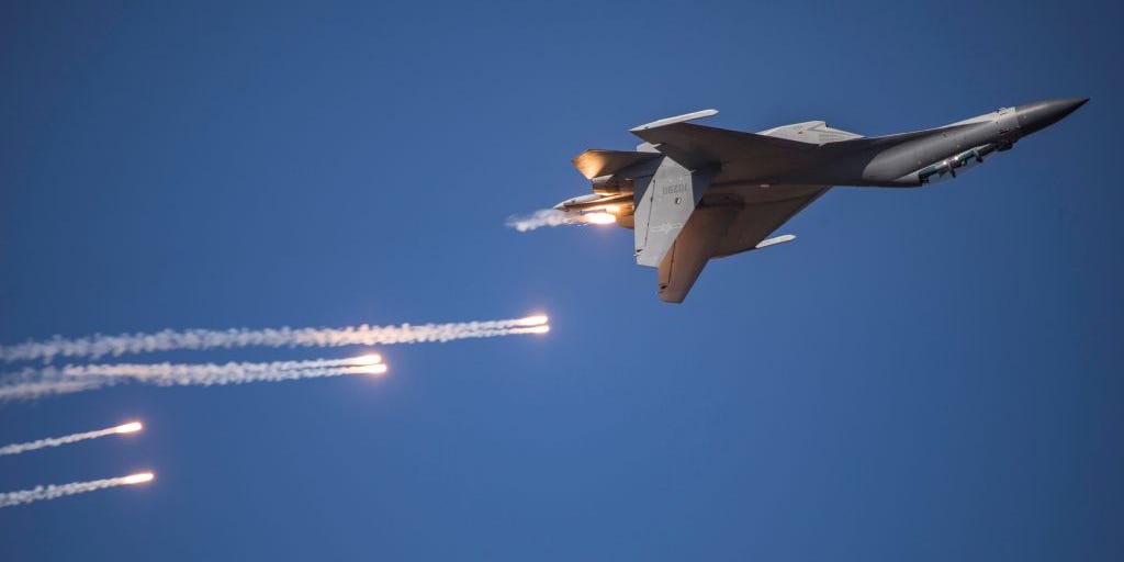 A J-16 fighter jet flies upside-down over China