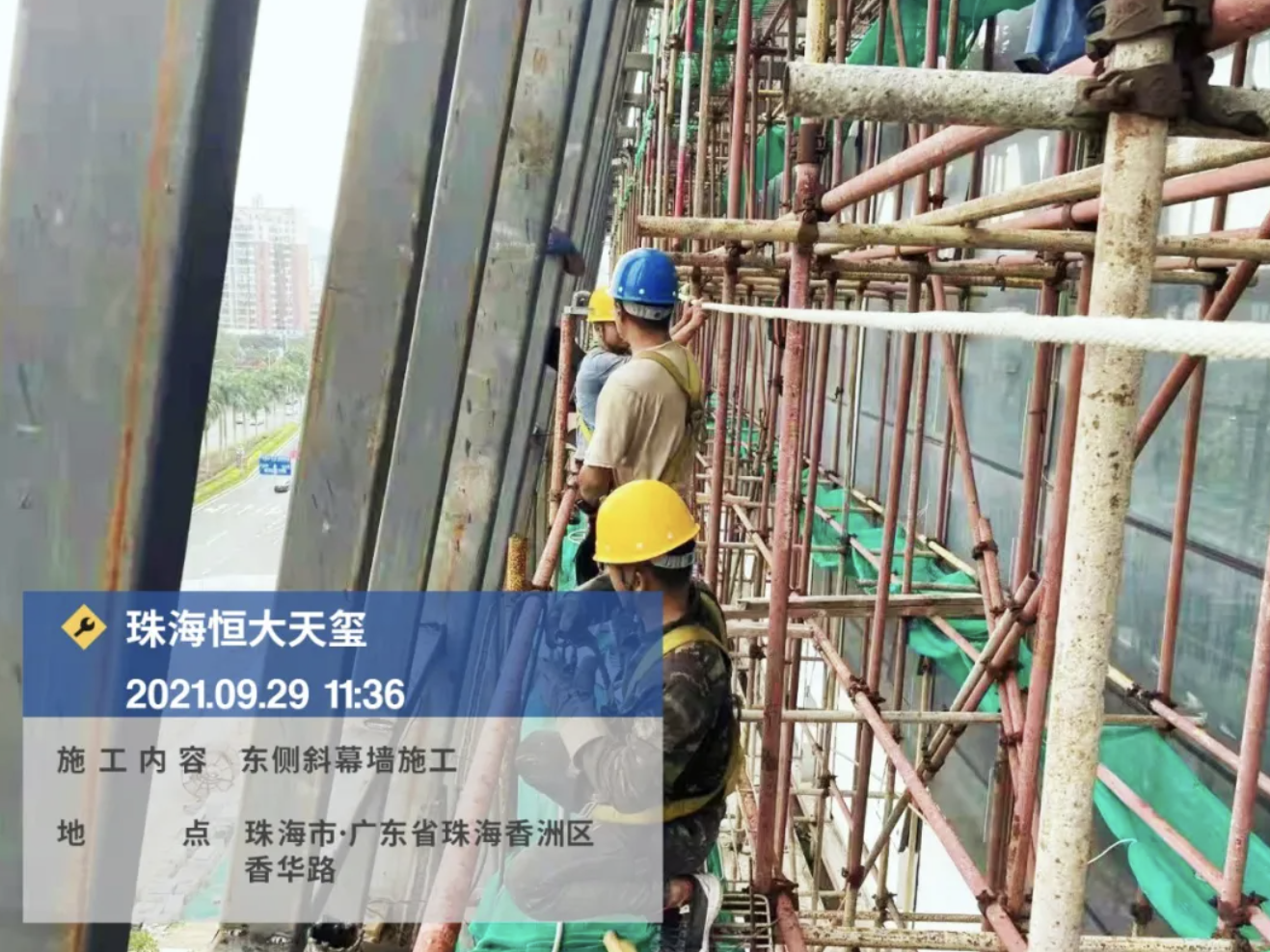 construction worker in Shenzen on girders