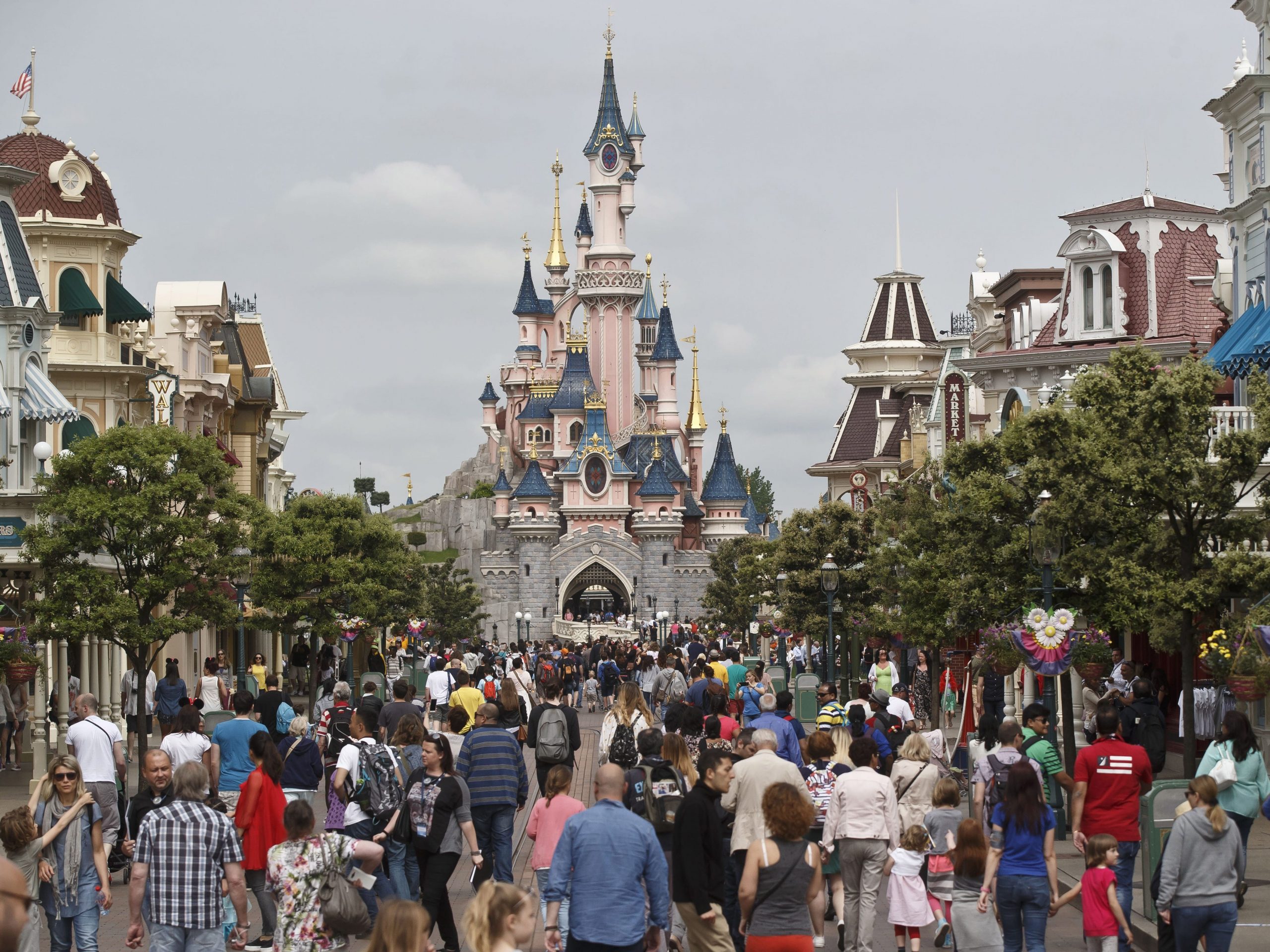 disneyland paris cops