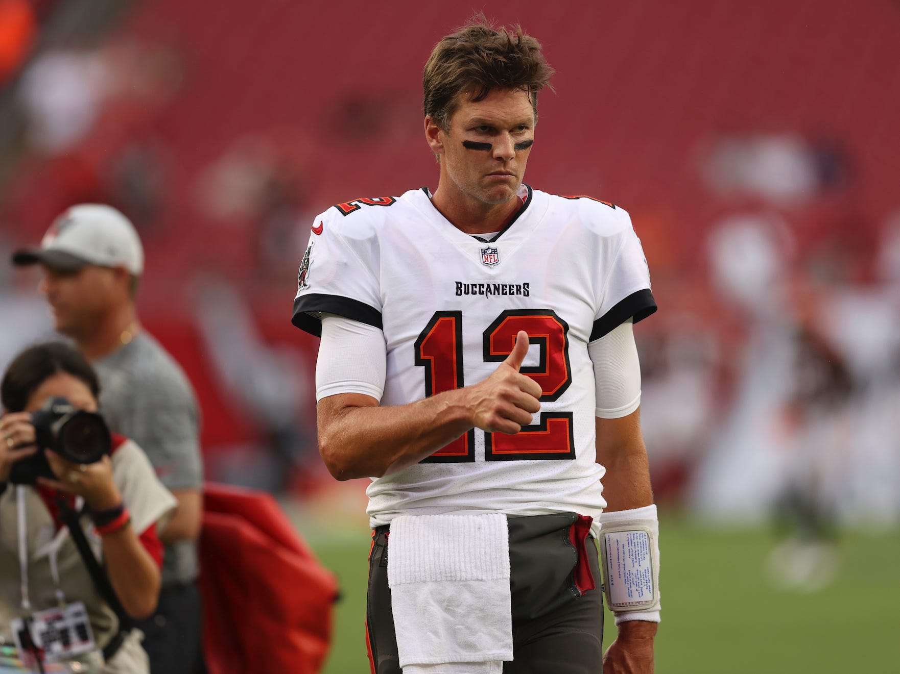 Tom Brady gives a thumbs-up during a preseason game in 2021.