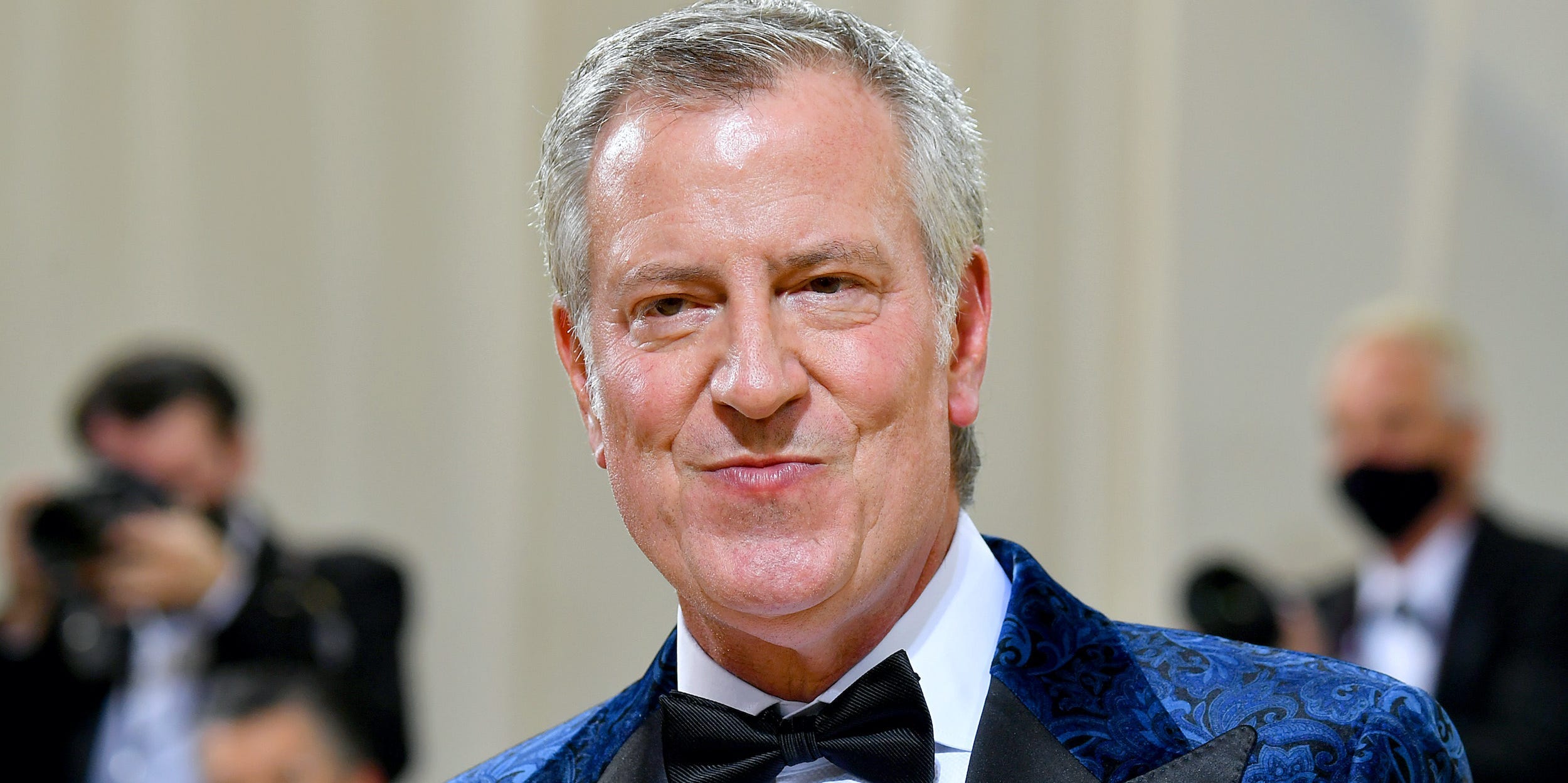 New York City Mayor Bill de Blasio wearing a blue tuxedo with black lapels and a black bowtie at the 2021 Met Gala.