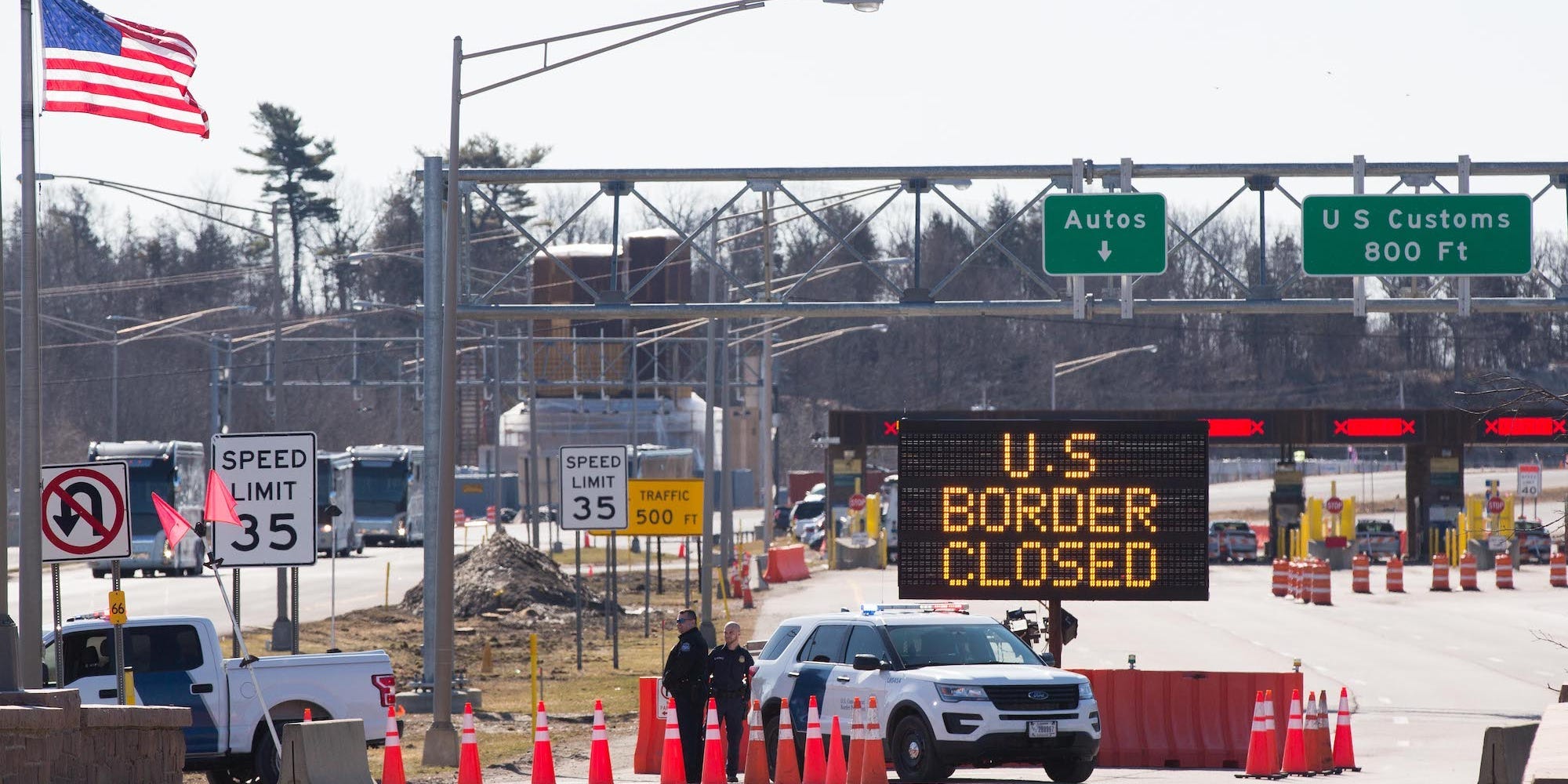 A sign saying that the US border is closed at the US/Canada border